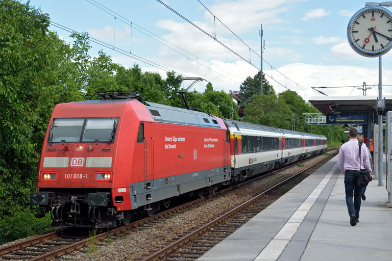 101 008 mit IC 184 bei km 14,0 (Juni 2016)