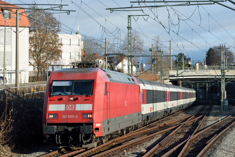 101 009 mit IC 183 bei km 15,4 (Dezember 2016)