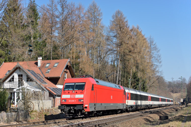 101 010 mit IC 185 bei km 18,2 (M&auml;rz 2016)