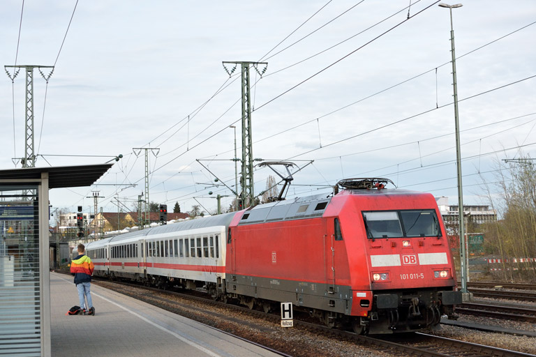 101 011 mit IC 833 bei km 15,4 (April 2016)