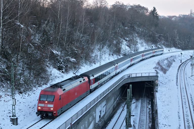 101 012 mit IC 281 bei km 13,8 (Januar 2016)