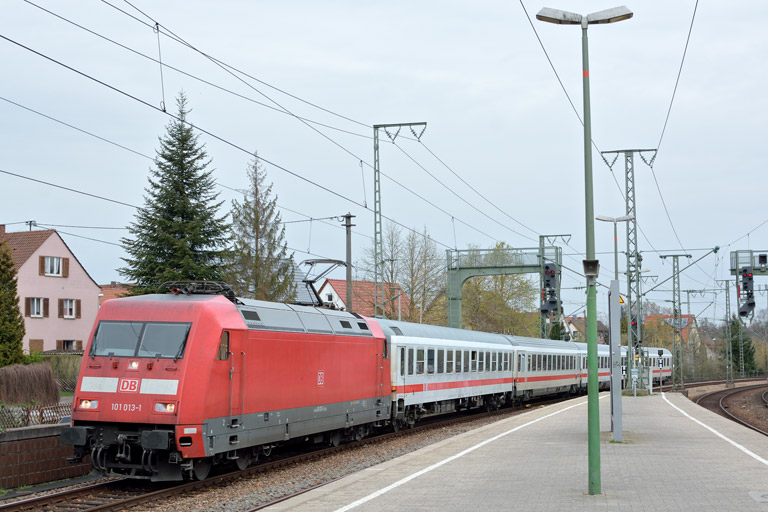 101 013 mit IC 933 bei km 16,8 (April 2016)
