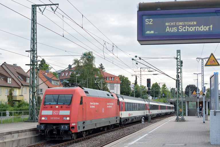101 015 mit IC 181 bei km 15,6 (August 2016)