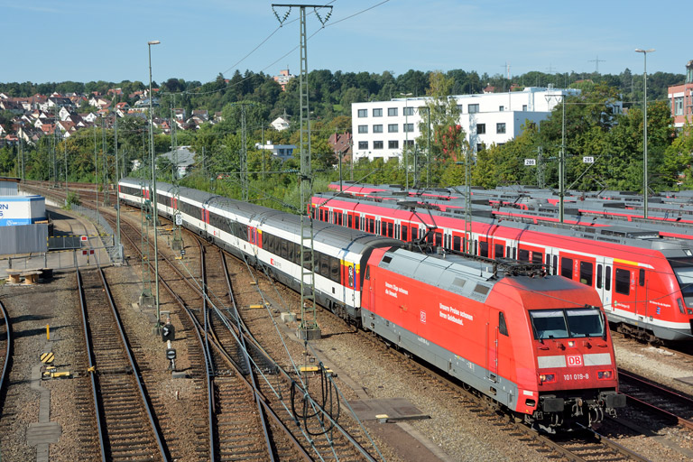 101 019 mit IC 284 bei km 16,0 (August 2016)