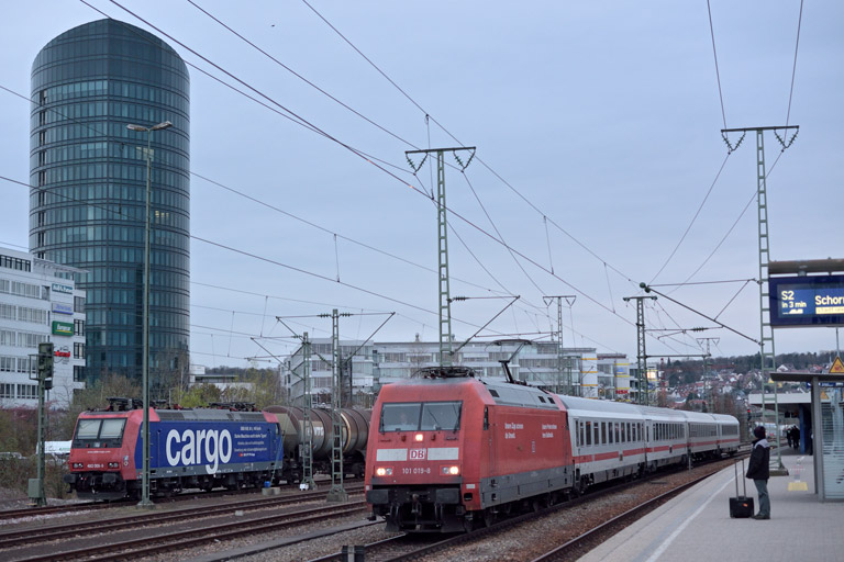 101 019 mit IC 932 und 482 009 bei km 15,6 (April 2016)