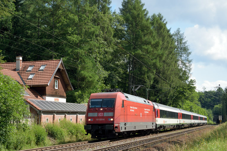 101 020 mit IC 183 bei km 18,2 (Juni 2016)
