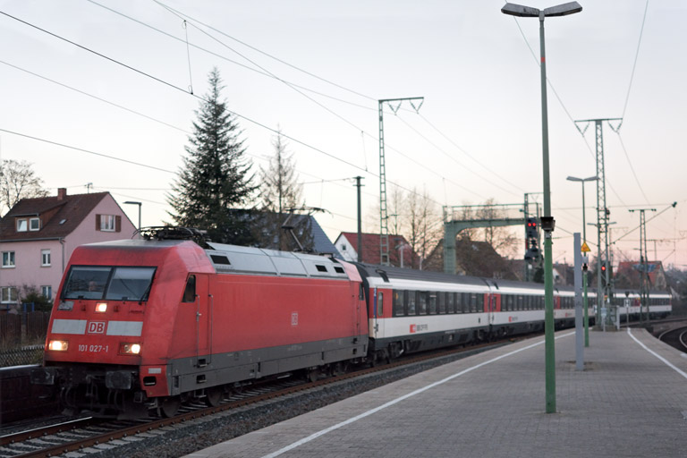 101 027 mit IC 281 bei km 16,8 (Dezember 2016)