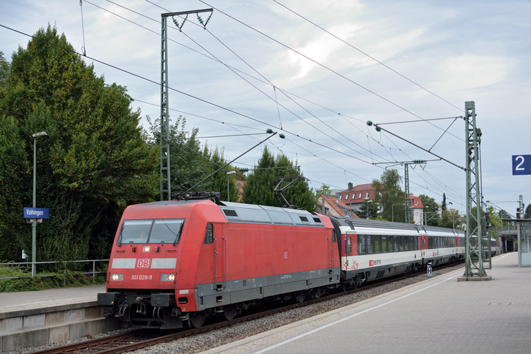 101 028 mit IC 283 bei km 15,6 (September 2016)