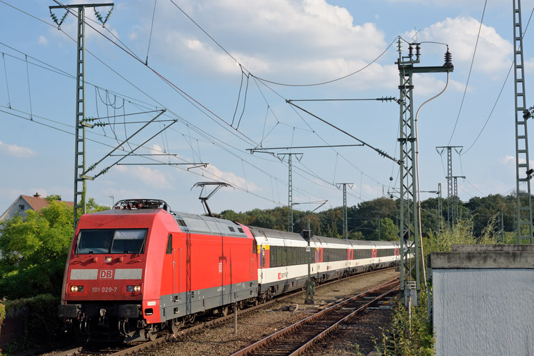 101 029 mit IC 184 bei km 16,8 (September 2016)