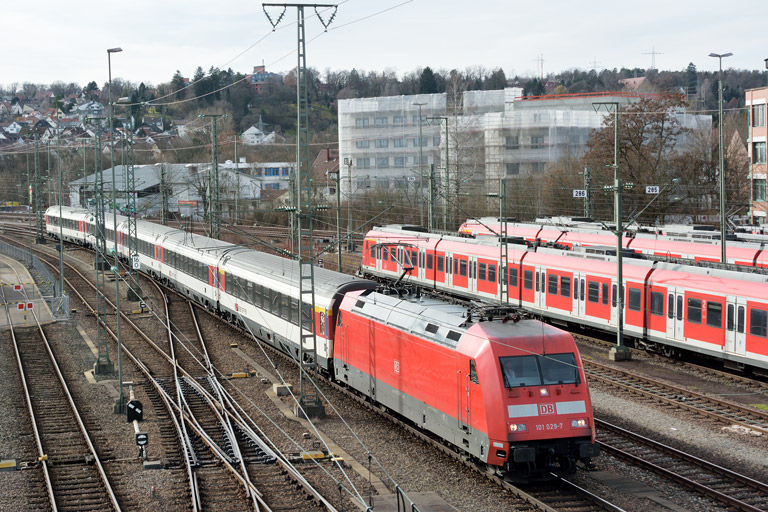 101 029 mit IC 280 bei km 16,0 (Februar 2016)