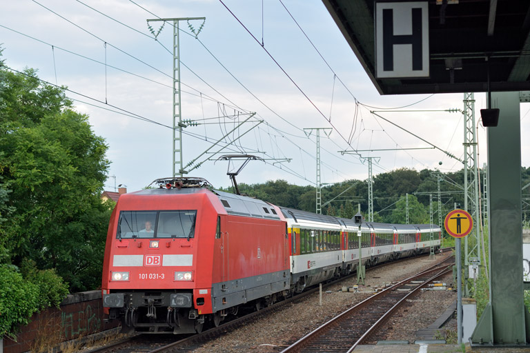 101 031 mit IC 182 bei km 16,8 (Juli 2016)