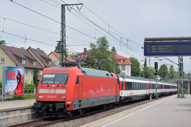 101 031 mit IC 185 bei km 15,6 (Mai 2016)