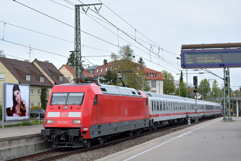101 032 mit IC 831 bei km 15,6 (April 2016)