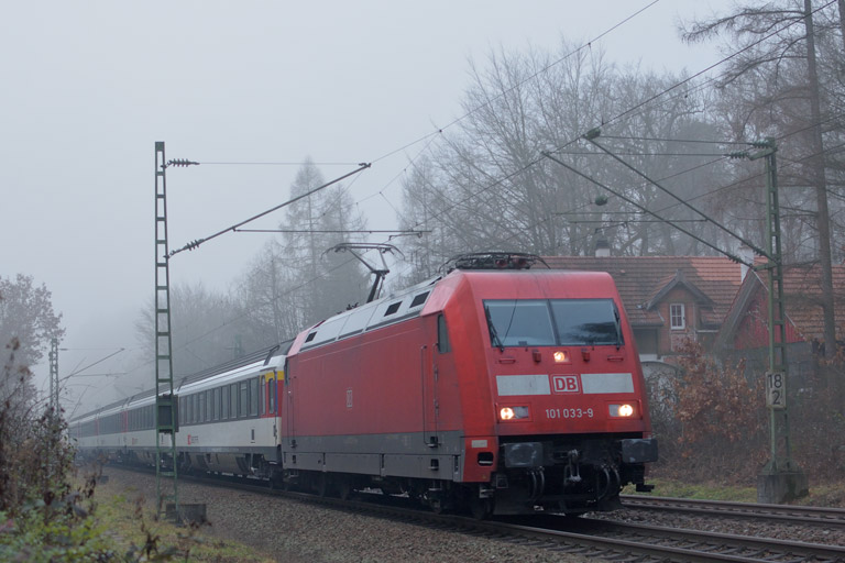 101 033 mit IC 186 bei km 18,2 (Januar 2016)