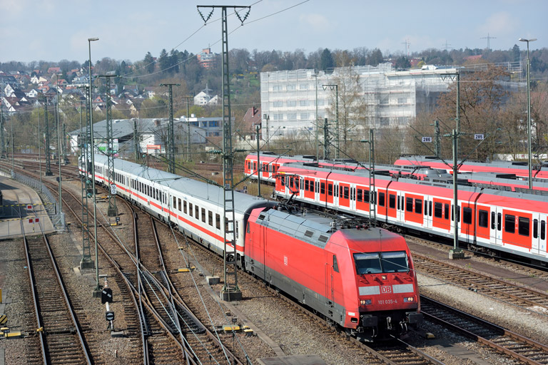 101 035 mit IC 836 bei km 16,0 (April 2016)