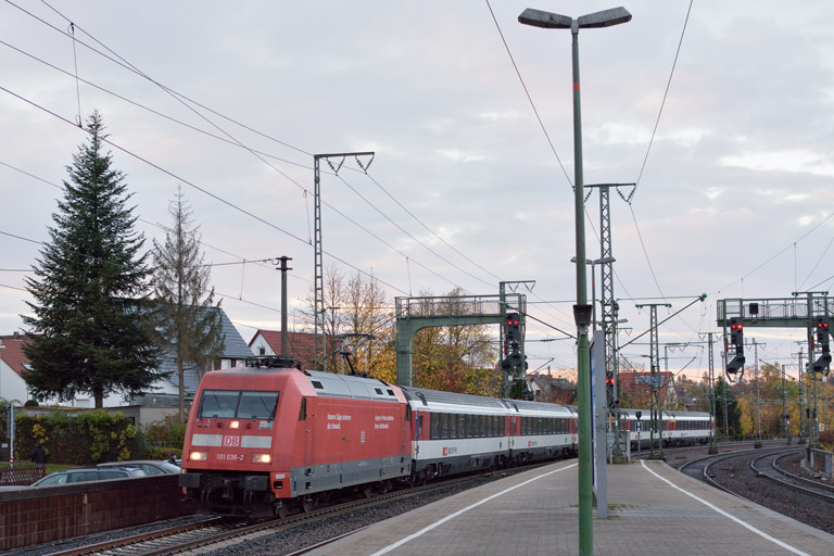 101 036 mit IC 281 bei km 16,6 (November 2016)