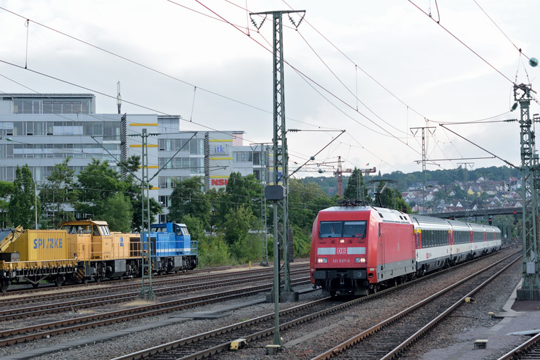 101 037 mit IC 182 bei km 15,8 (Juli 2016)