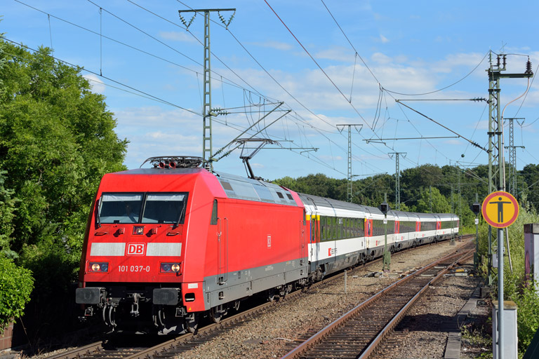 101 037 mit IC 184 bei km 16,8 (Juli 2016)