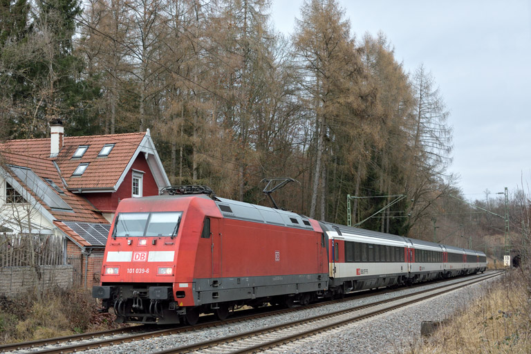 101 039 mit IC 185 bei km 18,2 (Dezember 2016)