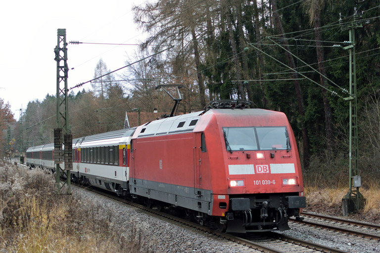 101 039 mit IC 282 bei km 18,2 (Dezember 2016)