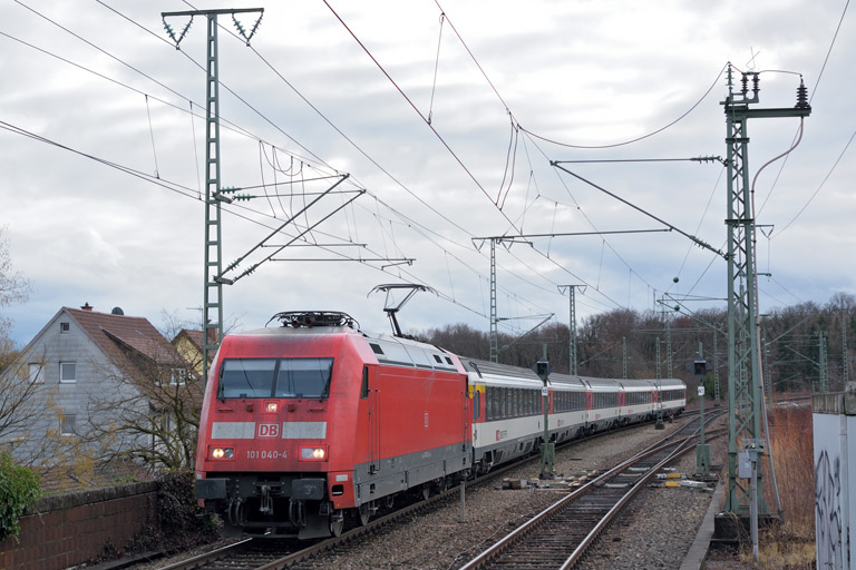 101 040 mit IC 280 bei km 16,8 (Januar 2016)