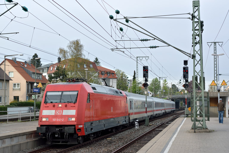 101 041 mit IC 833 bei km 15,6 (April 2016)