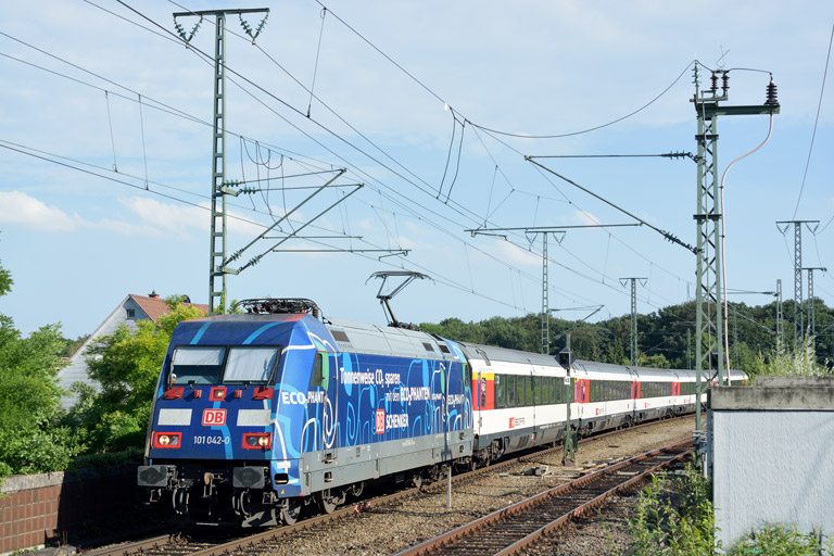 101 042 mit IC 184 bei km 16,8 (August 2016)