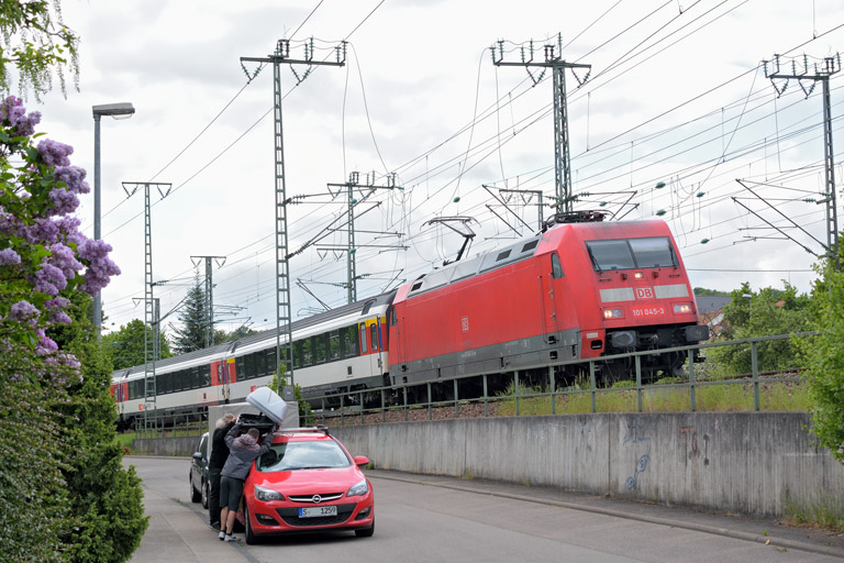 101 045 mit IC 182 bei km 16,6 (Mai 2016)