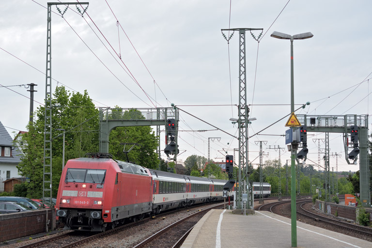 101 045 mit IC 283 bei km 16,6 (Mai 2016)