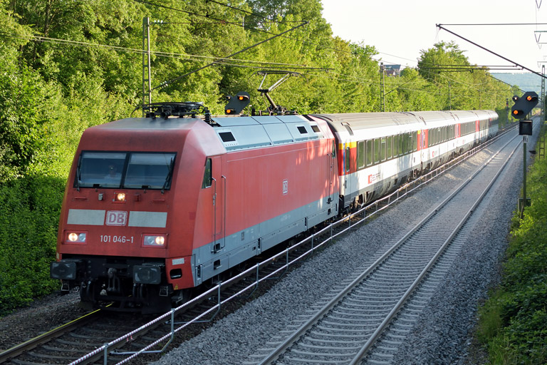 101 046 mit IC 182 bei km 24,8 (Juli 2016)