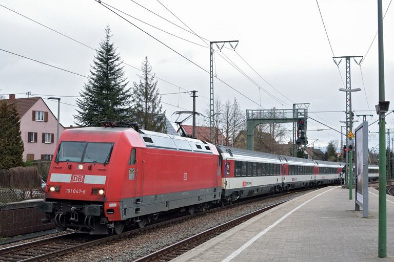 101 047 mit IC 185 bei km 16,8 (Februar 2016)