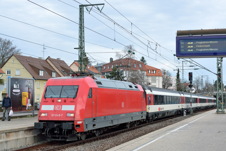 101 048 mit IC 183 bei km 15,6 (Januar 2016)