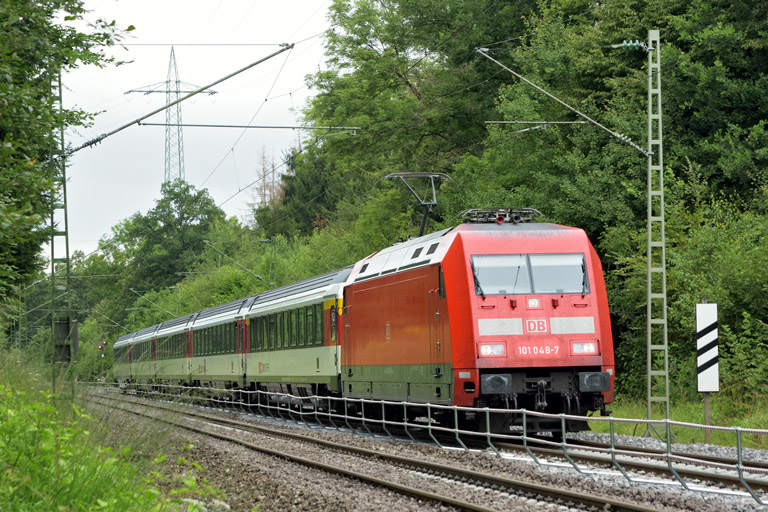 101 048 mit IC 282 bei km 22,4 (August 2016)