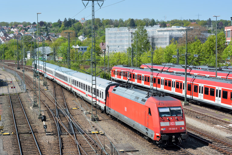 101 049 mit IC 836 bei km 16,0 (Mai 2016)