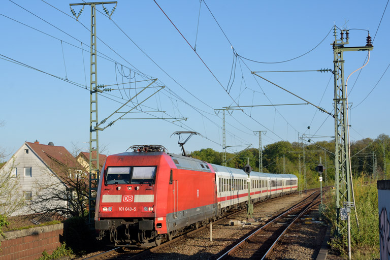 101 049 mit IC 932 bei km 16,8 (Mai 2016)
