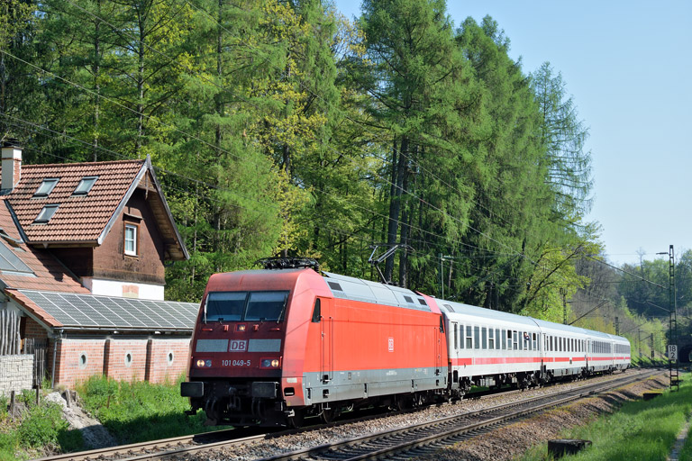 101 049 mit IC 933 bei km 18,2 (Mai 2016)