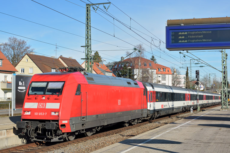 101 053 mit IC 185 bei km 15,6 (Januar 2016)