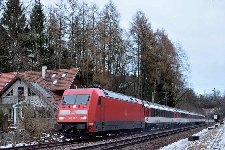 101 053 mit IC 281 bei km 18,2 (Januar 2016)
