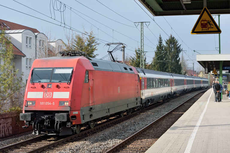 101 054 mit IC 187 bei km 16,8 (M&auml;rz 2016)