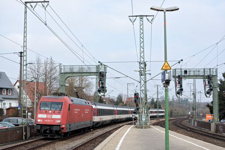 101 057 mit IC 183 bei km 16,6 (M&auml;rz 2016)