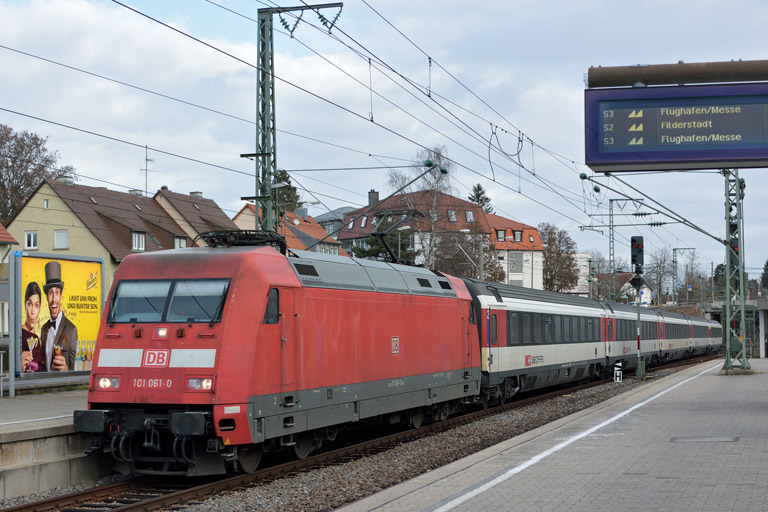 101 061 mit IC 185 bei km 15,6 (Dezember 2016)