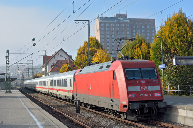 101 062 mit IC 2563 bei km 15,6 (Oktober 2016)