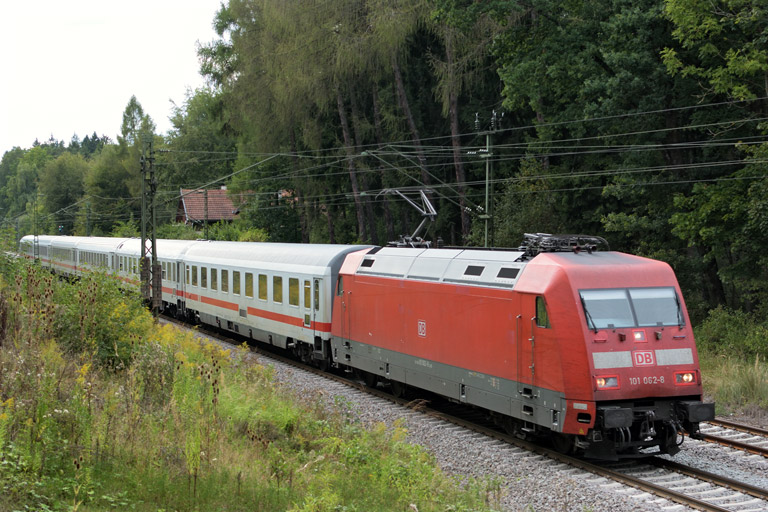 101 062 mit IC 2566 bei km 18,2 (September 2016)