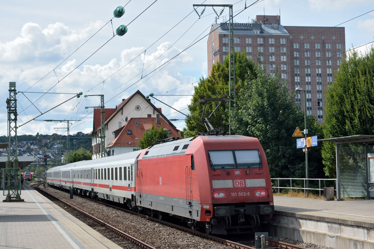 101 062 mit IC 2567 bei km 15,6 (September 2016)