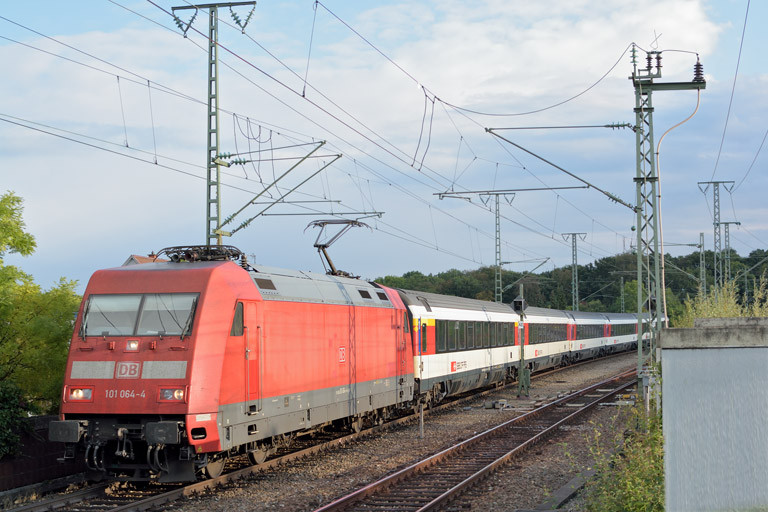 101 064 mit IC 184 bei km 16,8 (Oktober 2016)