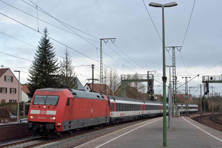 101 065 mit IC 183 bei km 16,8 (Dezember 2016)