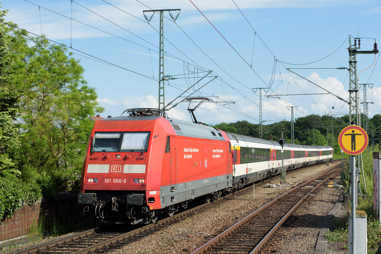 101 066 mit IC 184 bei km 16,8 (Mai 2016)