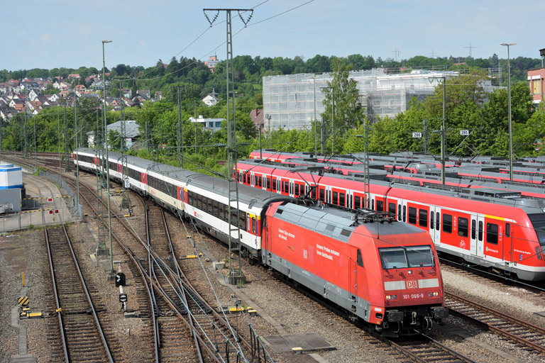 101 066 mit IC 282 bei km 16,0 (Mai 2016)