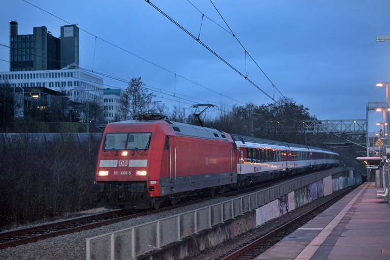 101 068 mit IC 281 bei km 14,2 (Januar 2016)