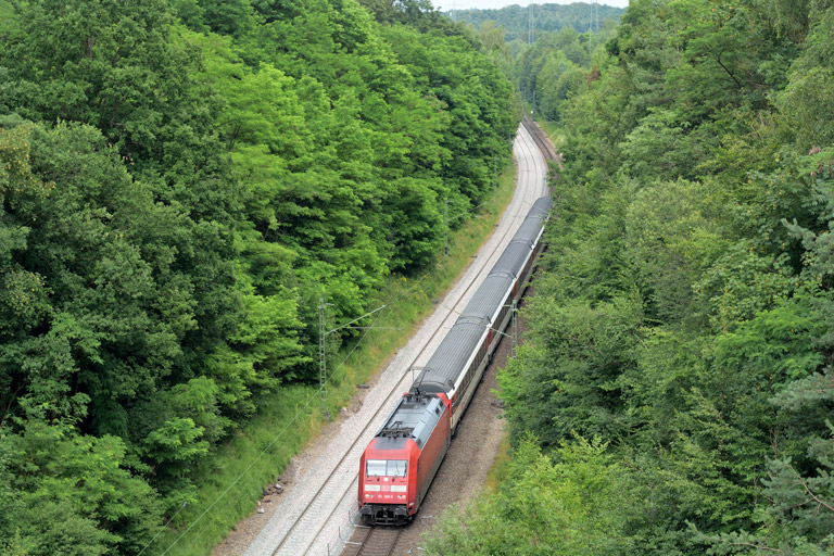 101 068 mit IC 281 bei km 20,2 (Juli 2016)